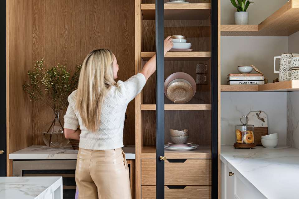 designer lisa kooistra staging kitchen shelving in small home